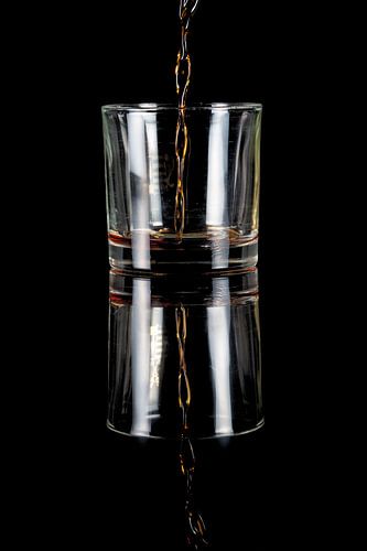 glas op zwart