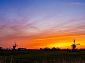 twee windmolens bij zonsopgang in Nederland. van Ruurd Dankloff thumbnail