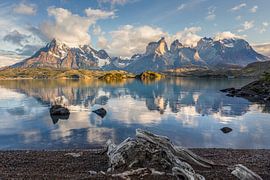 Cerro Torre Lago Pehoe in de ochtend, Torres del Paine Nationaal Park, Chili van Dieter Meyrl