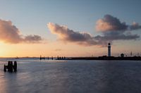 Vuurtoren tijdens zonsondergang in hellevloetsluis