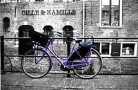 Paarse Fiets met Zwart - Wit van Hans Verhulst thumbnail