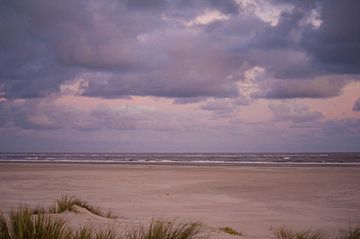 Zonsopkomst strand Schiermonnikoog von Margreet Frowijn