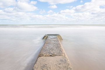 Zee en  pier van Omaha Beach Normandië  by Silvia Thiel