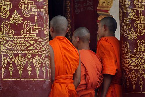 Buddhistische Mönche in farbenfrohem Tempel