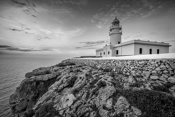 De vuurtoren van Cavallería op het eiland Menorca. Zwart &amp. Wit landschap. van Manfred Voss, Schwarz-weiss Fotografie