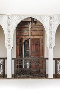 Traditionelle Holztür im traditionellen Riad in Marrakesch, Marokko