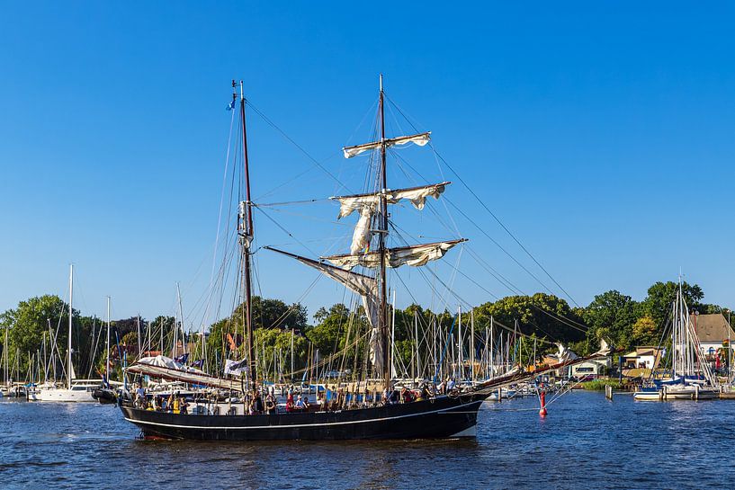 Zeilschip op de Warnow tijdens de Hanse Sail in Rostock van Rico Ködder