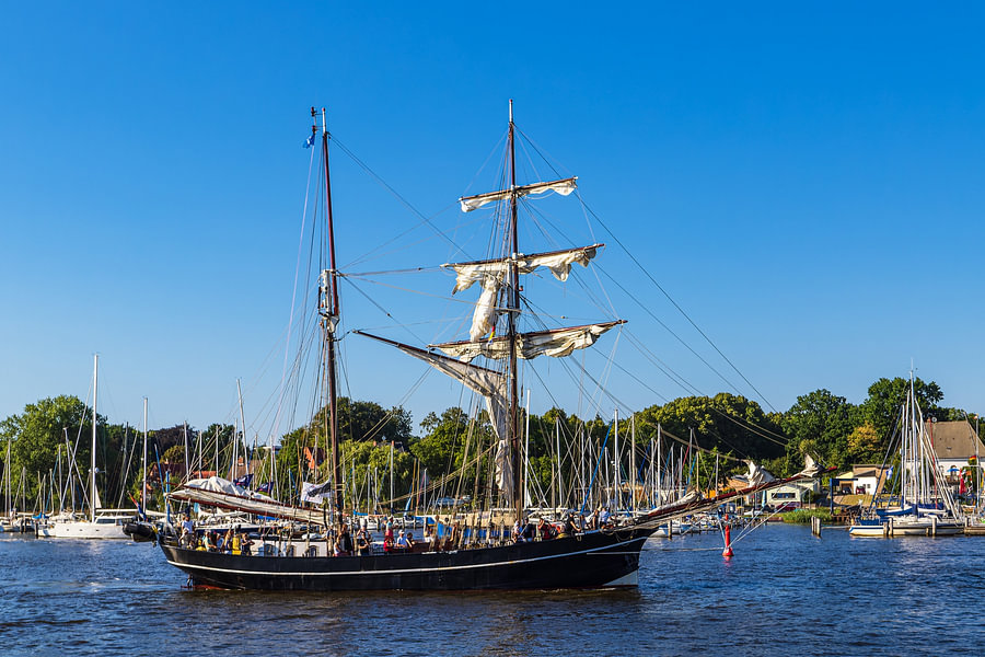 Zeilschip op de Warnow tijdens de Hanse Sail in Rostock van Rico Ködder ...