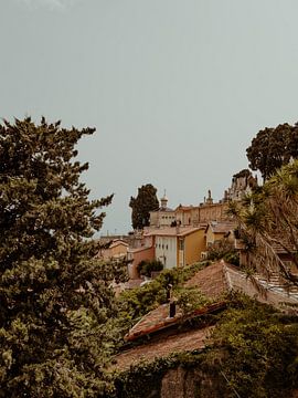 Ein Blick vom Dach | Reisefotografie Kunstdruck in den Straßen von Menton | Cote d'Azur, Südfrankreich von ByMinouque