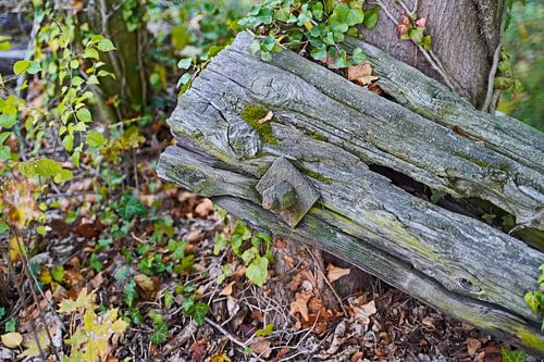 Houten balken en planken op de bouwplaats na de sloop van een gebouw