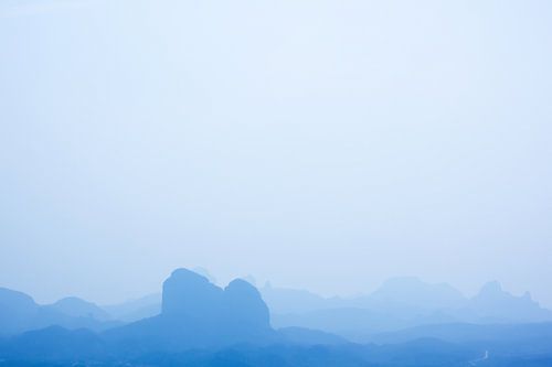 Dromerige blauwe bergen