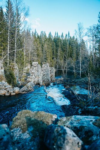 Restanten van een oude brug doorbreken een snelstromende rivier