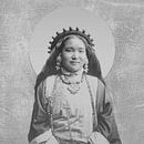 Japandi. Minimalistisch zen portret. Aziatische vrouw in zilvergrijs . van Dina Dankers thumbnail