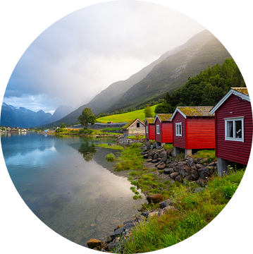 Rode blokhut aan de fjord in Olden, Noorwegen van Teun Janssen