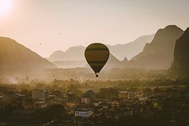 Montgolfière Vang Vieng au coucher du soleil, Laos sur Lieke Dekkers