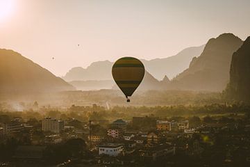 Sonnenuntergang Luftballon Vang Vieng, Laos von Lieke Dekkers