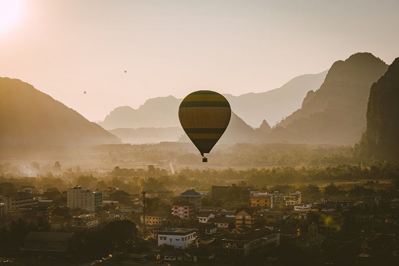 Zonsondergang vanuit de luchtballon in Vang Vieng, Laos van Lieke Dekkers