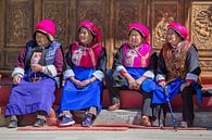 Traditioneel geklede vrouwen uit Shangri-la, China van Frank Verburg thumbnail