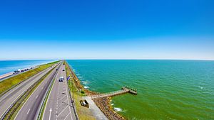 De Afsluitdijk tussen het IJsselmeer en de Noordzee van Günter Albers
