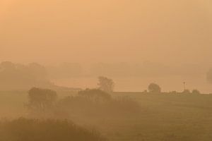 Sonnenaufgang über der IJssel an einem schönen Herbstmorgen