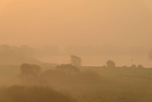 Lever de soleil sur la rivière IJssel lors d'une belle matinée d'automne