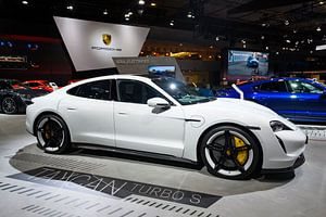 Porsche Taycan Turbo S vollelektrischer Luxus-Performance-Wagen