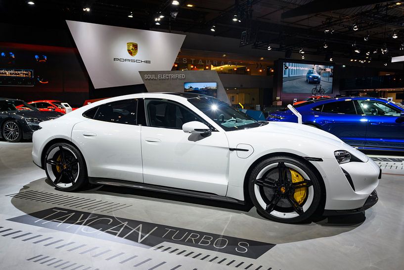 Porsche Taycan Turbo S elektrisch aangedreven luxe auto van Sjoerd van der Wal Fotografie