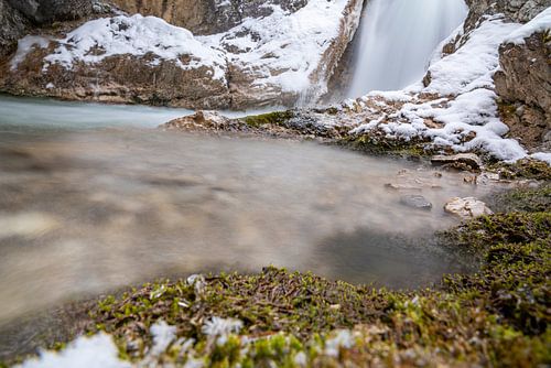 De Gleiersch Klamm in de winter met sneeuw, ijs en hangende ijspegels.