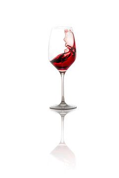 Rotwein schwappt im Weinglas