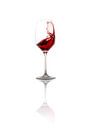 Le vin rouge se répand dans le verre à vin par Thomas Prechtl Aperçu