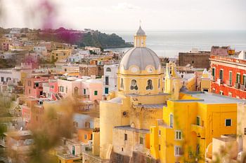 Bâtiments colorés sur Procida, île située au large de la côte près de Naples, en Italie.