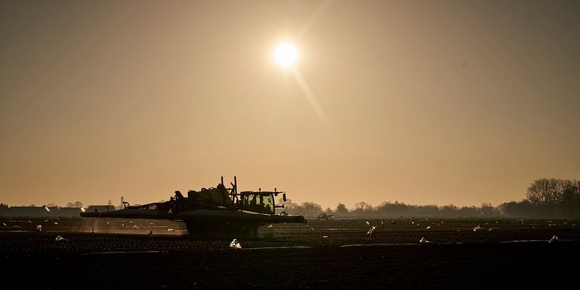terres arables avec un tracteur par Joost Duppen