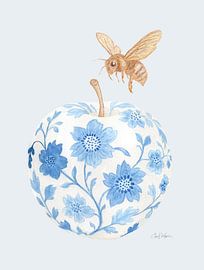 Porzellan-Apfel- &, Golden Bee – Weiches Porzellan, blauer Hintergrund von Piret Victoria Ribas Art & Photography
