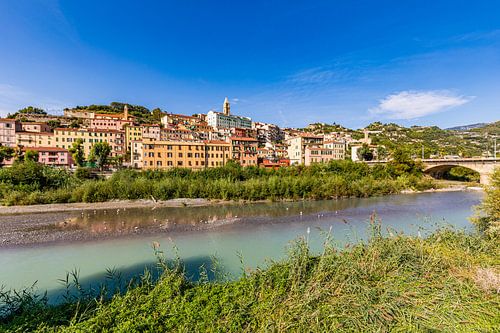 De rivier de Roya en het oude stadscentrum van Ventimiglia in Imperia - Italië