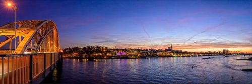 Skyline van Nijmegen aan de Waal tijdens zonsondergang