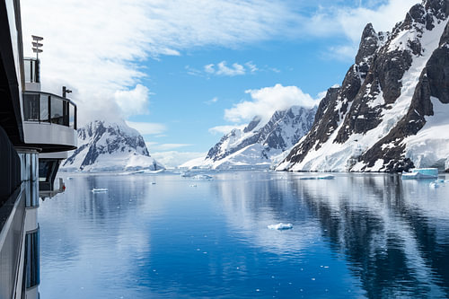 Cruise through Antarctica