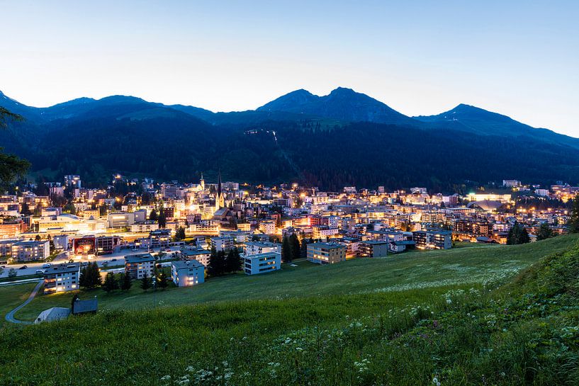 Davos in der Schweiz bei Nacht von Werner Dieterich