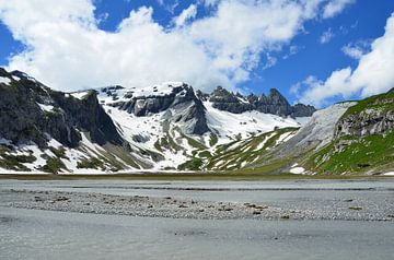 Smeltwater hoog in de Alpen van Marcel van Duinen