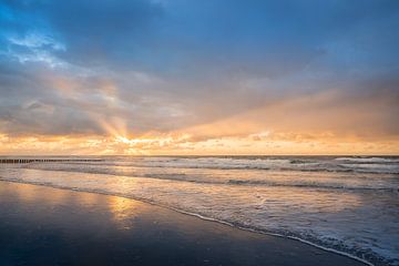 Zonsondergang op het strand van Domburg van John van de Gazelle