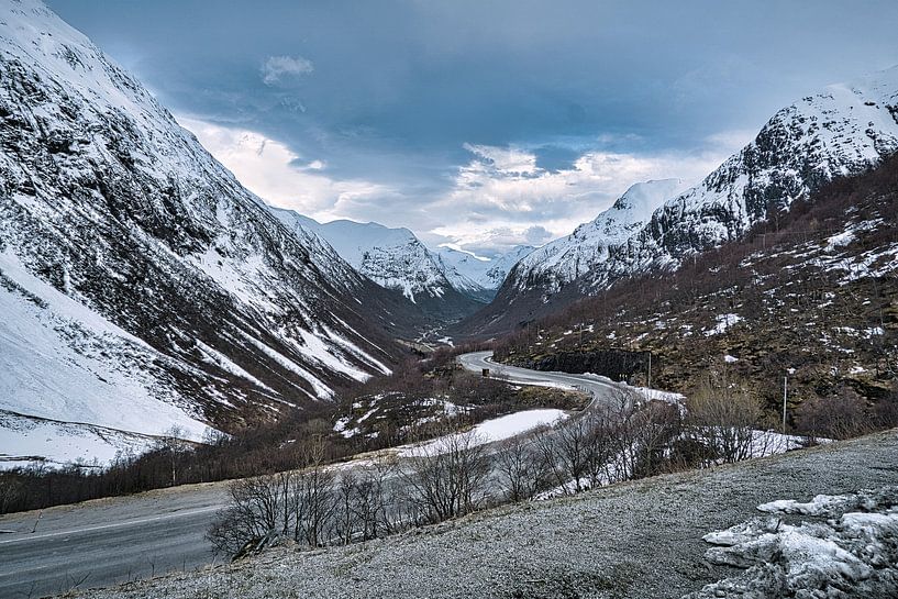 Road leading through the Norwegian high mountains by Martin Köbsch