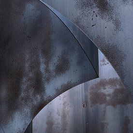 Blauw staal in abstractie van Greetje van Son