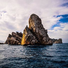 Les parois rocheuses des îles Medes, en Espagne sur Wilco de Haan