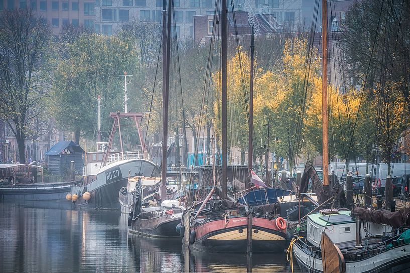 Navires historiques dans le port du patrimoine Het Haringvliet à Rotterdam par Leon Okkenburg