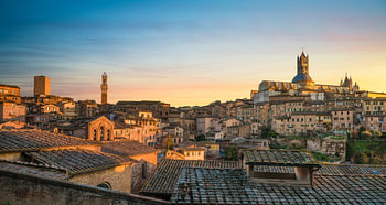 Siena zonsondergang panoramische skyline.