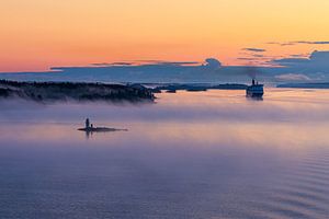 Fährschiff mit Nebel und Sonnenaufgang im Schärengarten vor St