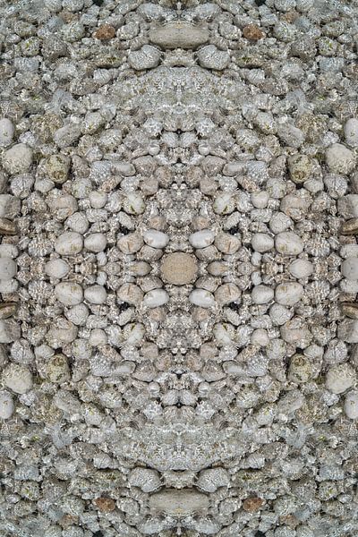 Klares Meerwasser, weiße Steine und Symmetrie 1 von Adriana Mueller