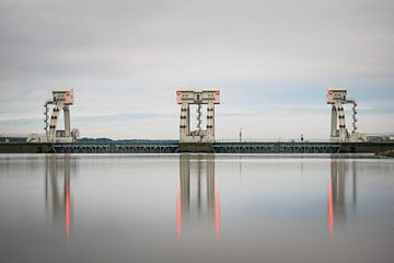 Stuw van Driel weerspiegelt in Nederrijn van Patrick Verhoef