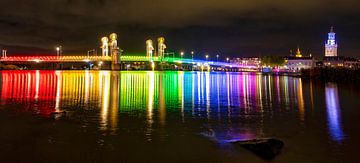 Kampen stadsbrug verlicht in regenboogkleuren