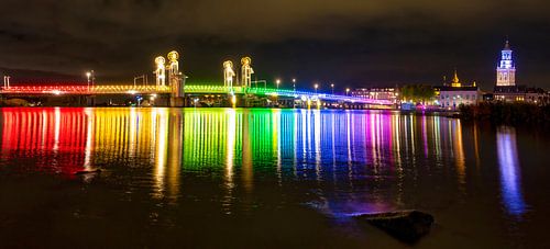 Kampen stadsbrug verlicht in regenboogkleuren