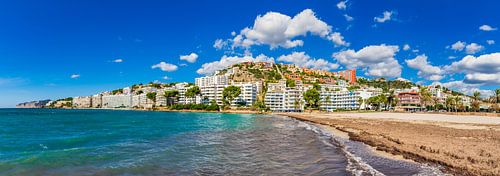 Zee strand panorama, mooie kust van Santa Ponsa op Mallorca, Balearen